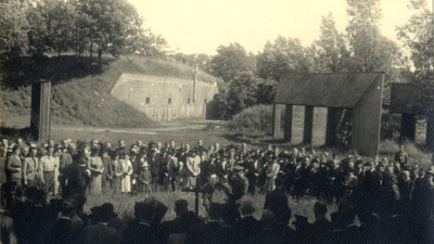 811799 Afbeelding van (vermoedelijk) de eerste herdenkingsplechtigheid voor de gefussilleerde verzetsstrijders op het ...